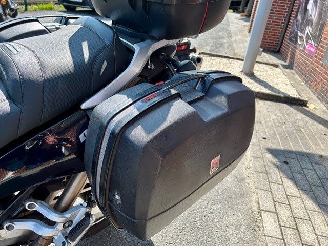 Ein schwarzes Motorrad mit zwei daran befestigten Seitenkoffern