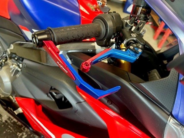 Nahaufnahme eines blauen, roten und schwarzen Sportmotorradlenkers und einer Verkleidung