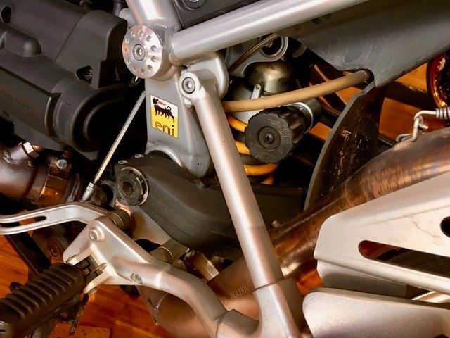 Eine Nahaufnahme eines Motorradmotors mit dem Wort Eni darauf