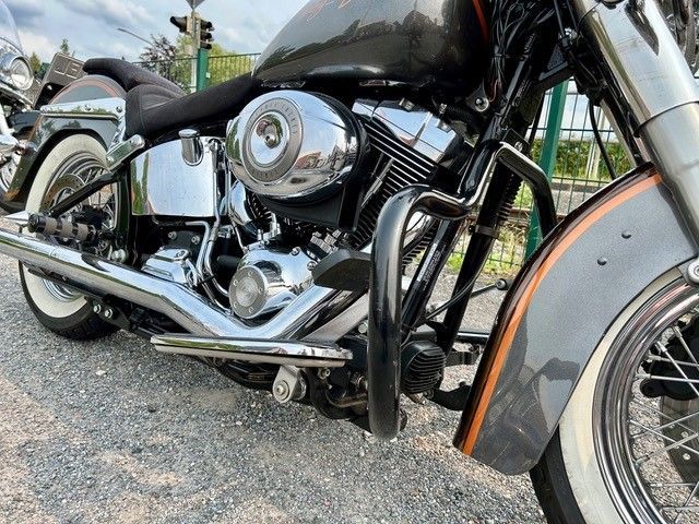 Ein Motorrad der Marke Harley Davidson ist am Straßenrand geparkt.