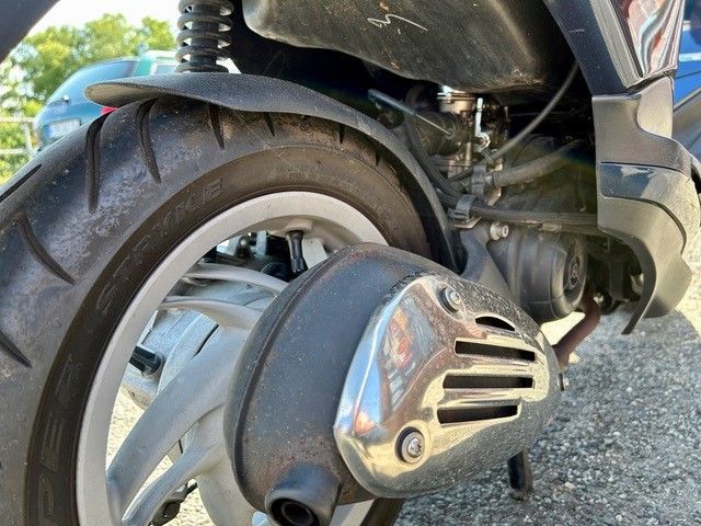 Eine Nahaufnahme des Hinterrads eines Rollers