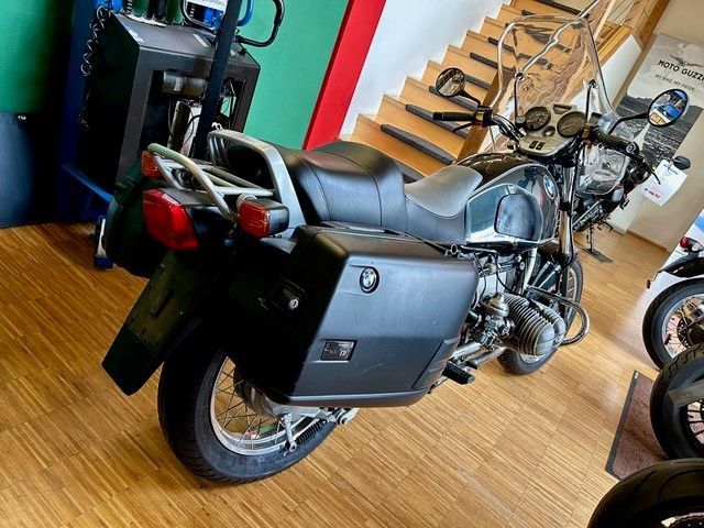 Ein Motorrad ist in einem Raum mit Treppen im Hintergrund geparkt