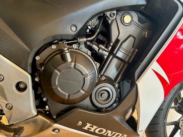 Nahaufnahme eines Honda-Motorradmotors und seiner Verkleidung in Schwarz und Rot