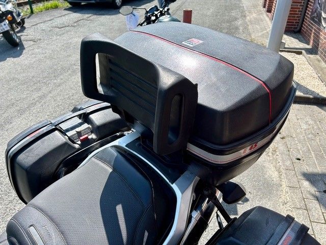 Ein Motorrad mit einer großen schwarzen Box darauf
