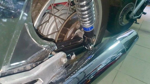 Verchromte Details am Motorradauspuff und der Hinterradaufhängung.