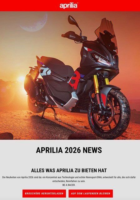 Ein Mann fährt mit einem Motorrad durch den Wald.