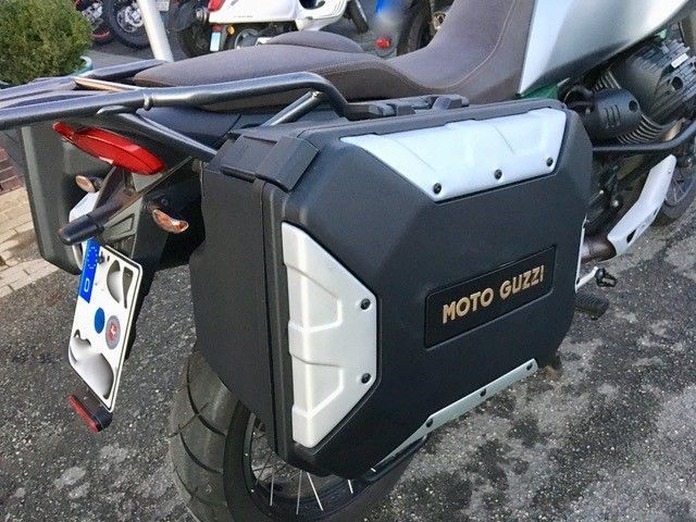 Ein Moto Guzzi Motorrad ist am Straßenrand geparkt