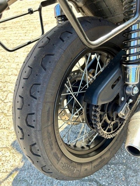 Eine Nahaufnahme des Hinterreifens eines Motorrads