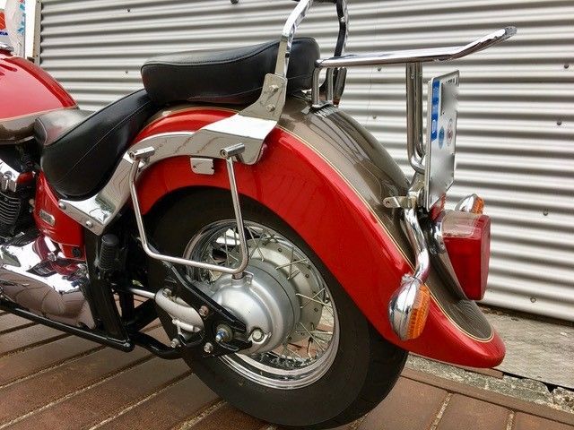 Ein rotes Motorrad steht vor einem Gebäude