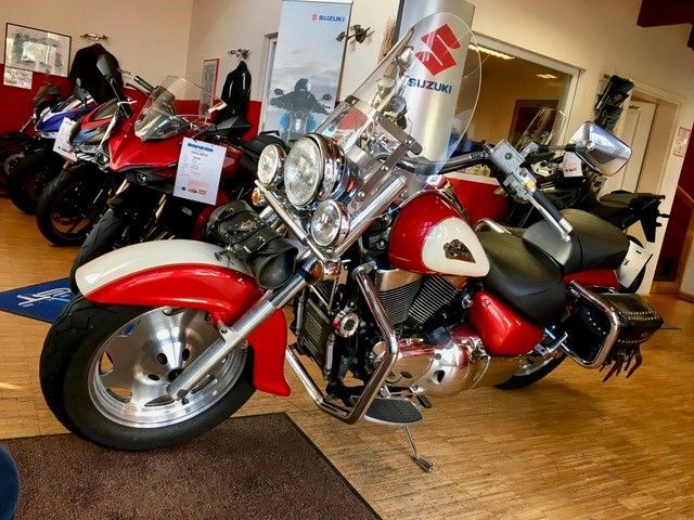 Ein rotes Suzuki-Motorrad steht in einem Ausstellungsraum