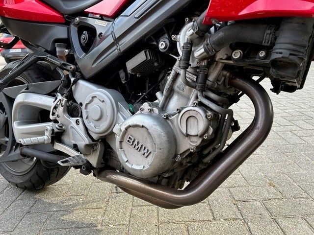 Eine Nahaufnahme des Motors eines BMW-Motorrads