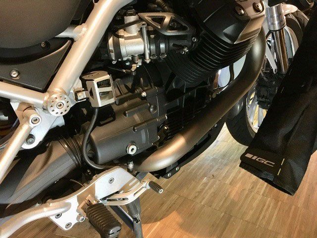 Eine Nahaufnahme des Motors eines Motorrads