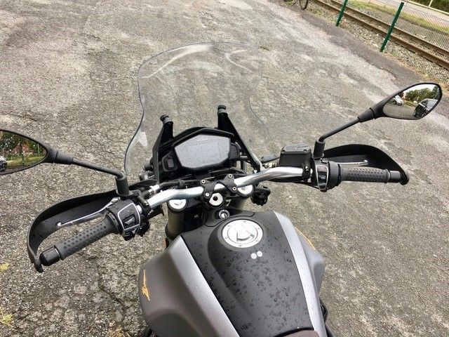 Ein Motorrad ist am Straßenrand geparkt.