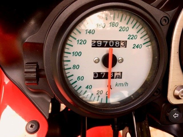 Eine Nahaufnahme eines Tachometers, der 29708 anzeigt