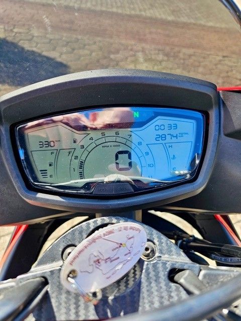 Eine Nahaufnahme eines Tachometers auf einem Motorrad