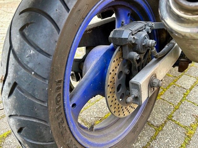 Eine Nahaufnahme des Hinterrads eines Motorrads