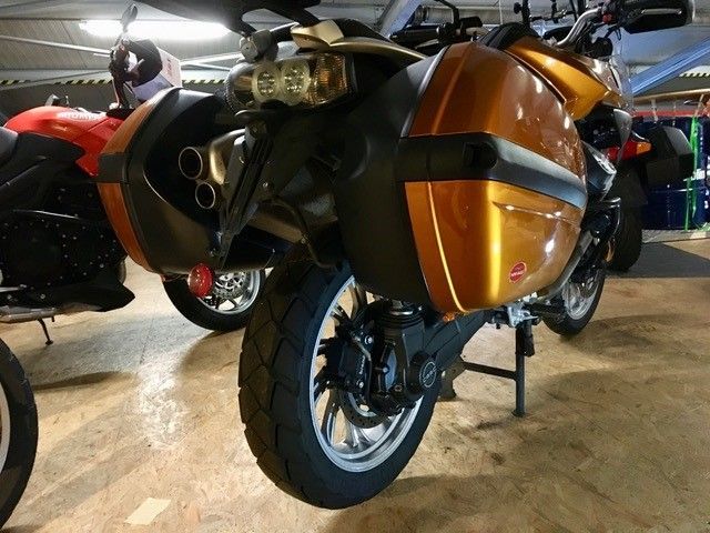 Ein Motorrad ist in einer Garage mit anderen Motorrädern geparkt