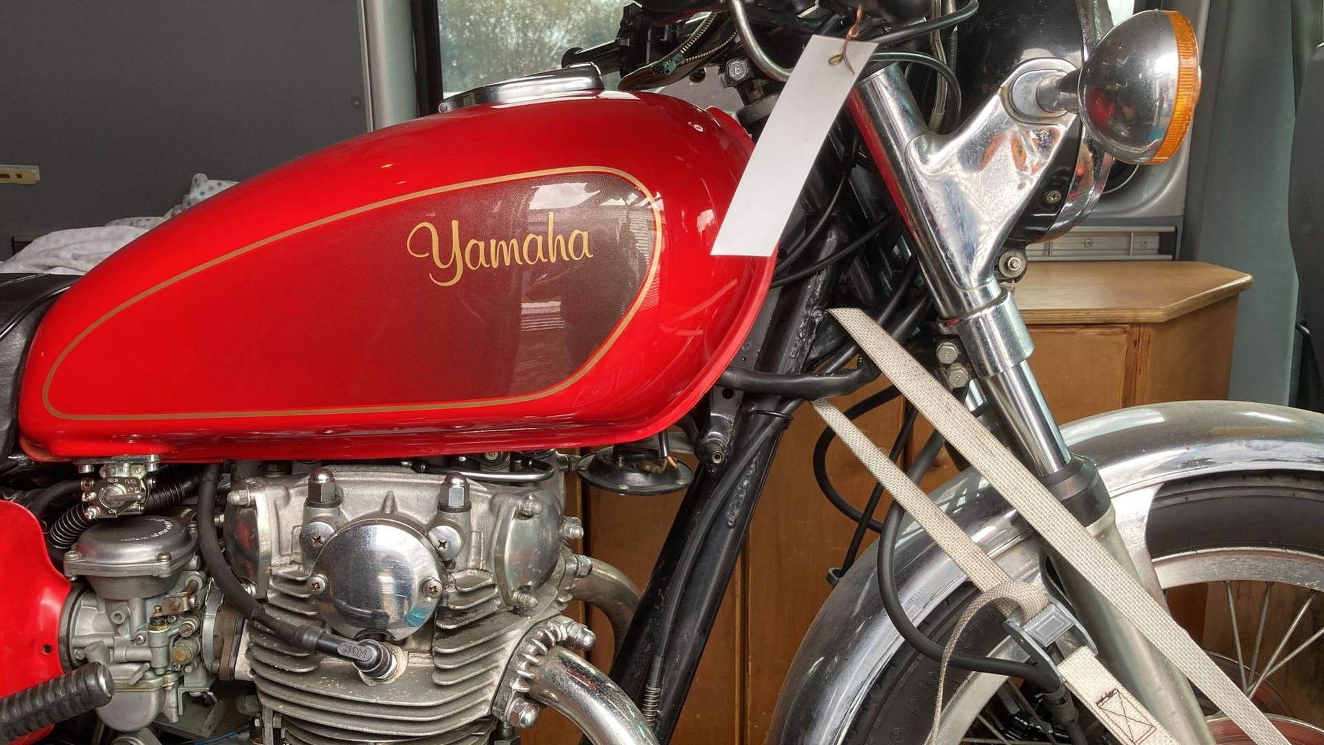 Ein rotes Yamaha-Motorrad ist in einem Raum geparkt