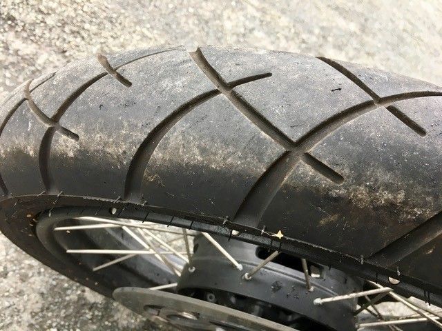 Eine Nahaufnahme eines Reifens auf einem Motorrad