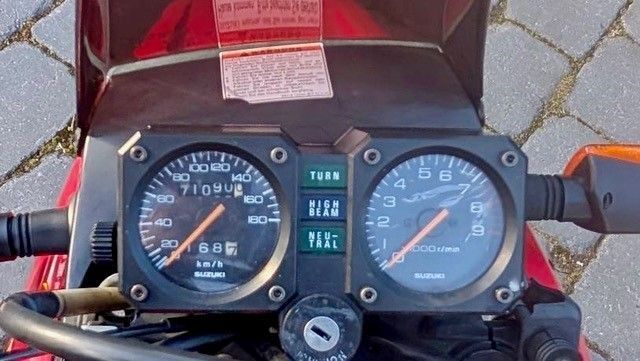 Eine Nahaufnahme von Tachometer und Drehzahlmesser eines Motorrads