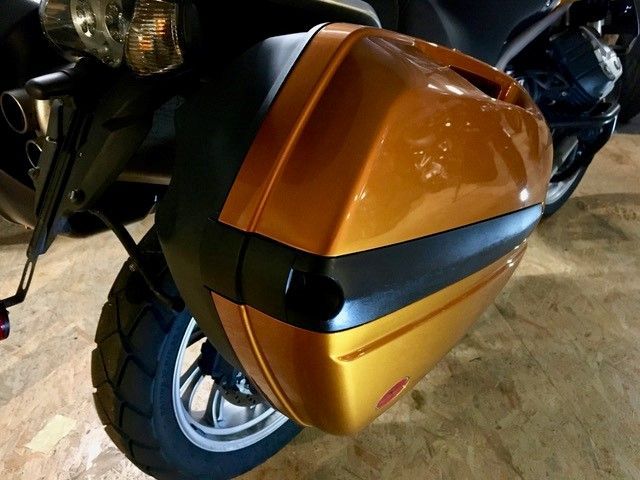 Eine Nahaufnahme eines gelb-schwarzen Motorrades