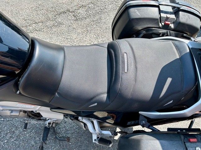 Ein schwarzes Motorrad ist am Straßenrand geparkt.