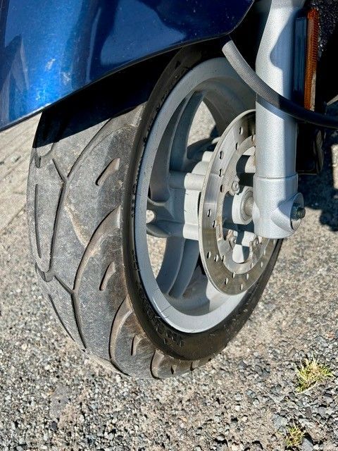 Eine Nahaufnahme des Vorderrads eines Motorrads