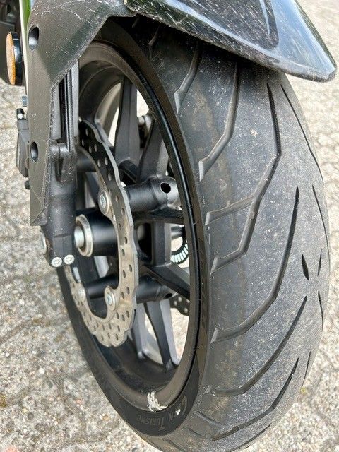 Eine Nahaufnahme eines Motorradrads mit einer Scheibenbremse