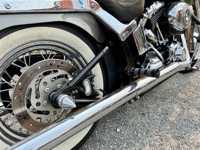 Eine Nahaufnahme des Hecks eines Motorrads mit weißen Reifen.