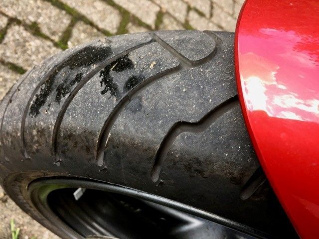 Eine Nahaufnahme eines Reifens auf einem roten Motorrad