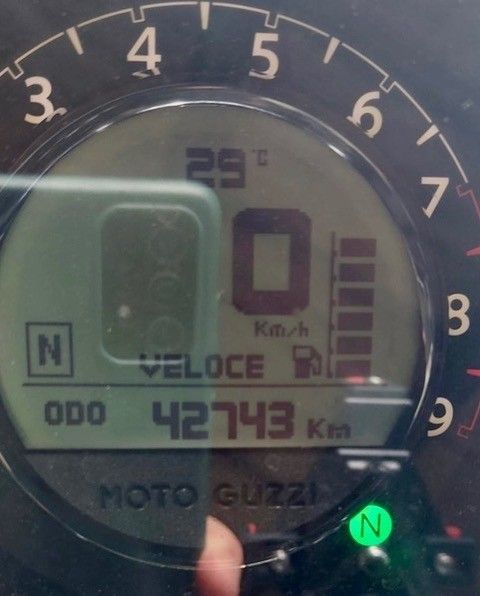 Das Armaturenbrett des Motorrads zeigt 29 °C, 0 km/h und 42.743 km auf dem Kilometerzähler an. „N“ und Tankanzeige sind ebenfalls sichtbar.