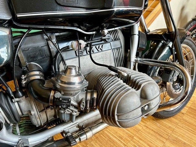 Eine Nahaufnahme eines Motorradmotors auf einem Holzboden.