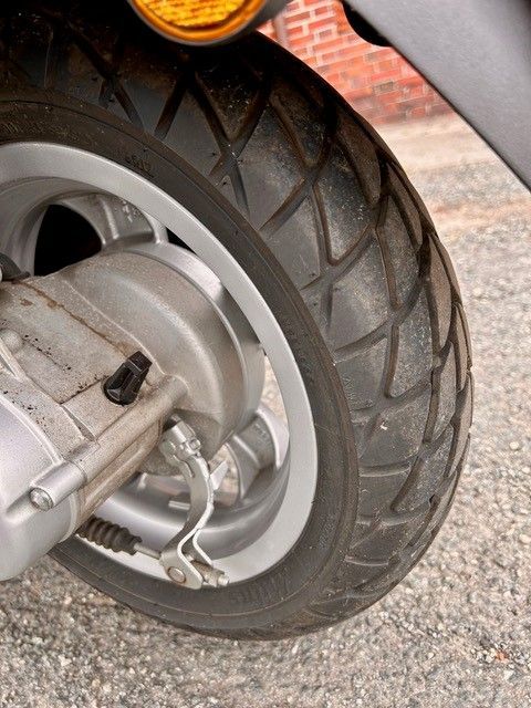 Eine Nahaufnahme eines Reifens auf einem Roller