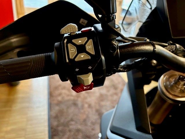 Eine Nahaufnahme eines Motorradlenkers mit einer Fernbedienung darauf