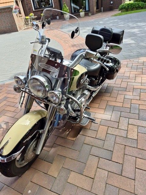 Chrom-Cruiser-Motorrad, geparkt auf einer Backsteinstraße, Vorderansicht mit cremefarbenen und schwarzen Details