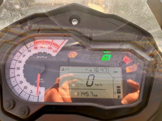 Motorrad-Armaturenbrett mit Anzeige von 0 km/h, Leerlauf und Tages-/Kilometerzähler