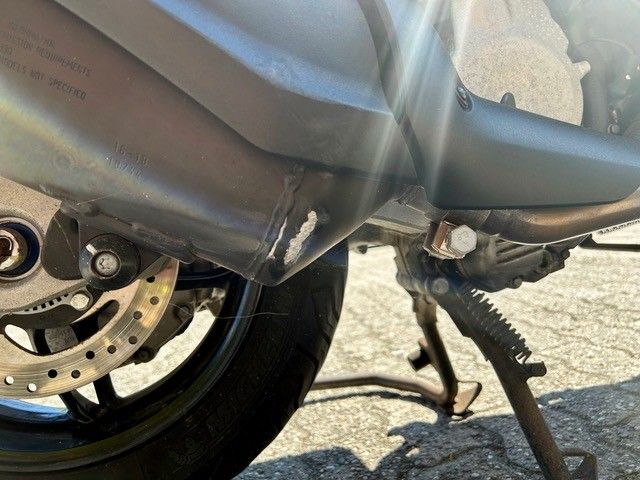 Eine Nahaufnahme des Hinterrads eines Motorrads.