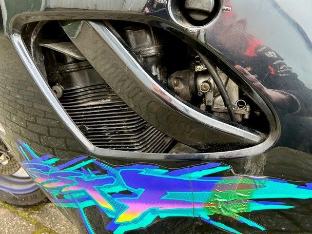 Eine Nahaufnahme der Stoßstange eines Autos mit einer bunten Zeichnung darauf