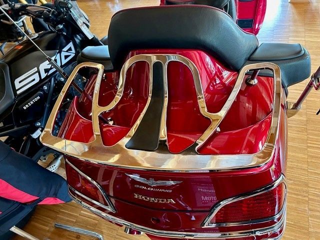 Roter Honda Gold Wing Motorradkoffer mit verchromtem Gepäckträger und schwarzer Rückenlehne.