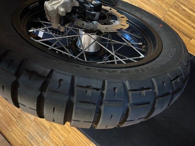 Eine Nahaufnahme eines Reifens auf einem Motorrad