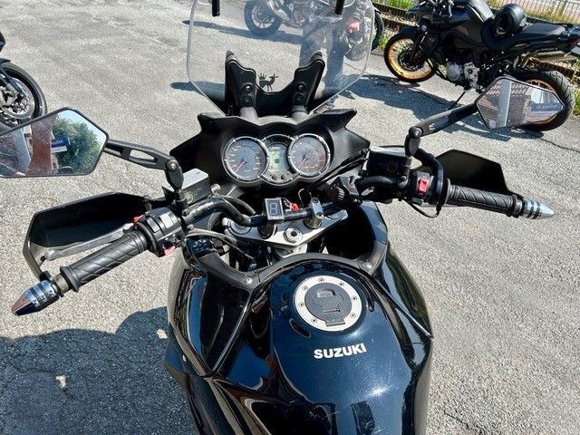 Ein schwarzes Suzuki-Motorrad steht auf einem Parkplatz