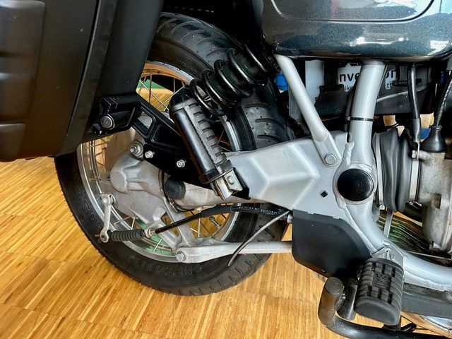 Eine Nahaufnahme eines Motorrades auf einem Holzboden