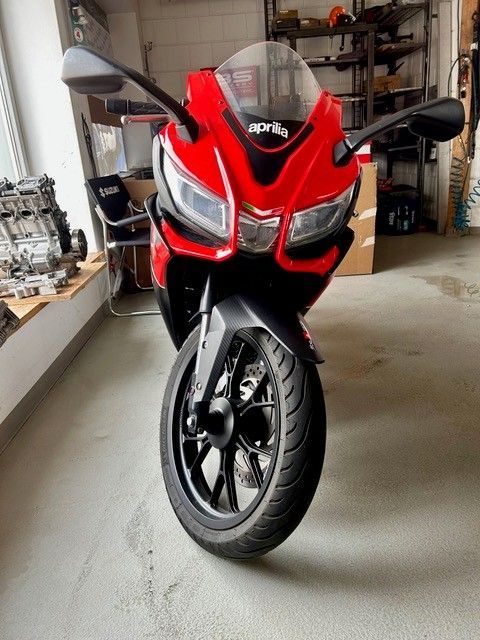 Rotes Aprilia-Sportmotorrad in einer Garage geparkt, Vorderansicht