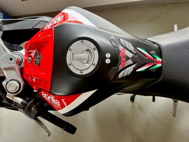 Roter und schwarzer Sportmotorrad-Kraftstofftank und Sitz von oben gesehen, mit silbernem Tankdeckel.