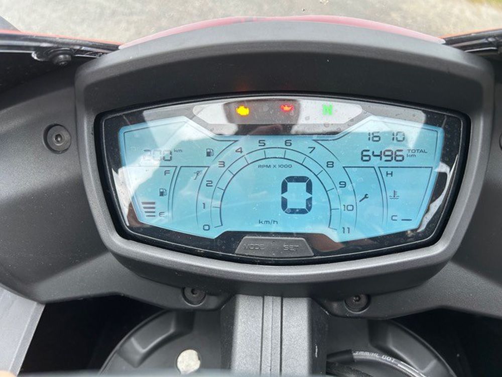 Das Armaturenbrett des Rollers zeigt auf einem blauen Digitaldisplay die Geschwindigkeit 0, den Tankinhalt und Warnleuchten an.