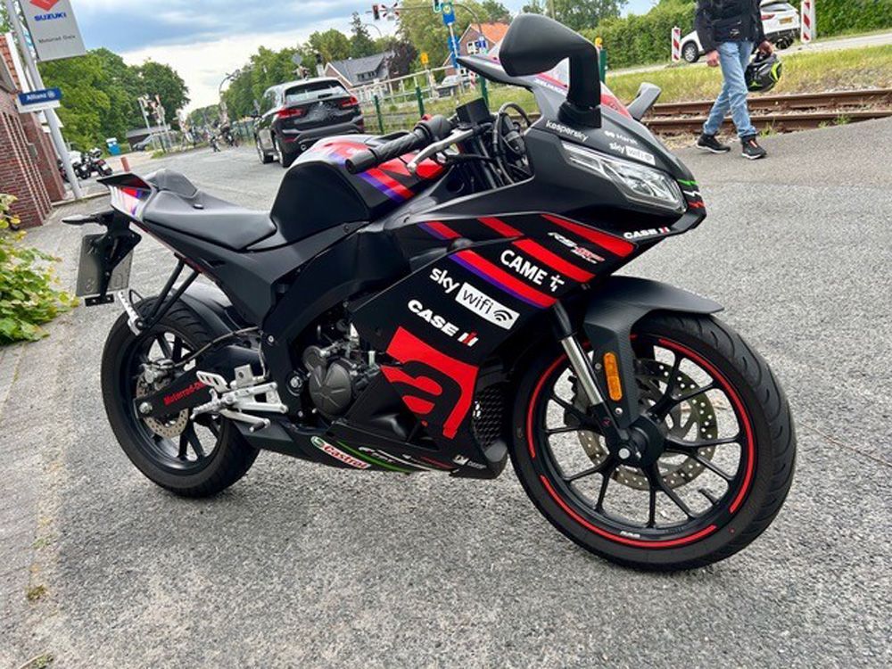 Schwarz-rotes Sportmotorrad, Seitenansicht, im Freien auf der Straße geparkt
