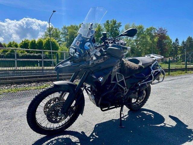 Ein BMW-Motorrad steht am Straßenrand