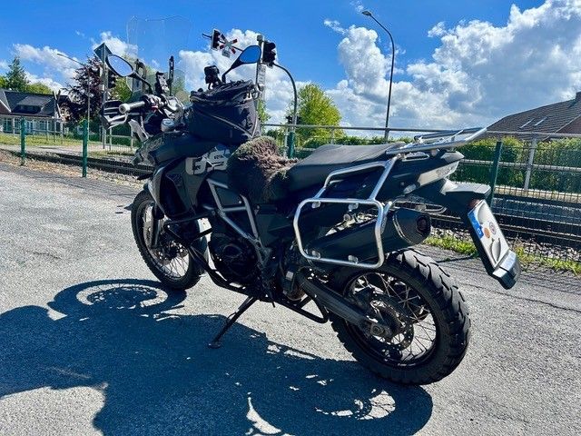 Ein BMW-Motorrad steht am Straßenrand