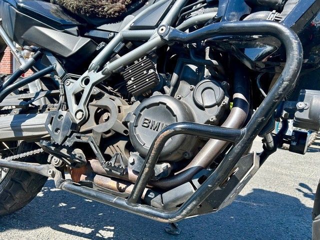 Eine Nahaufnahme eines BMW-Motorradmotors