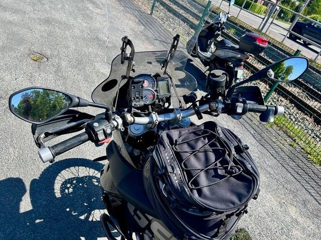 Ein schwarzes Motorrad mit einer Tasche am Lenker